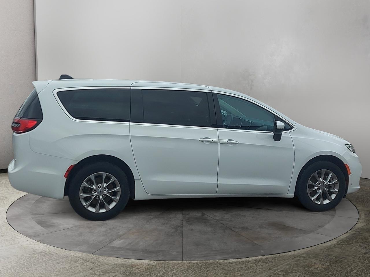 2023 Chrysler Pacifica Touring L Photo