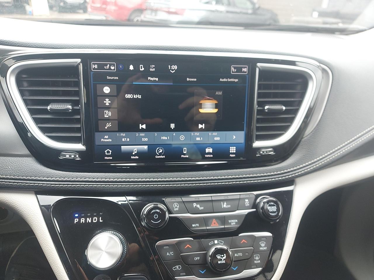 2023 Chrysler Pacifica Touring L Photo