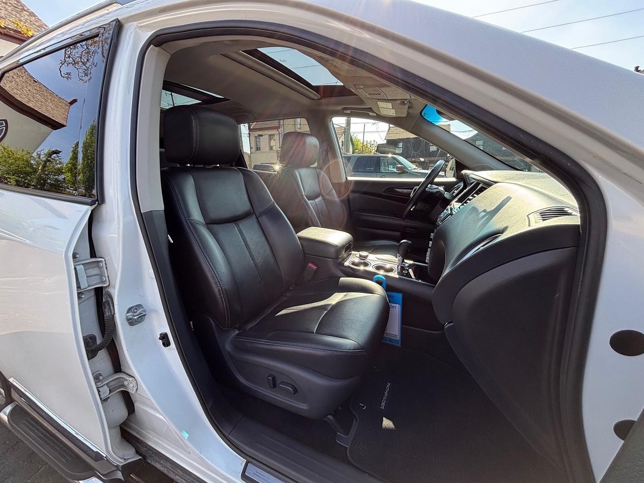2015 Nissan Pathfinder Platinum Four Wheel Drive Photo
