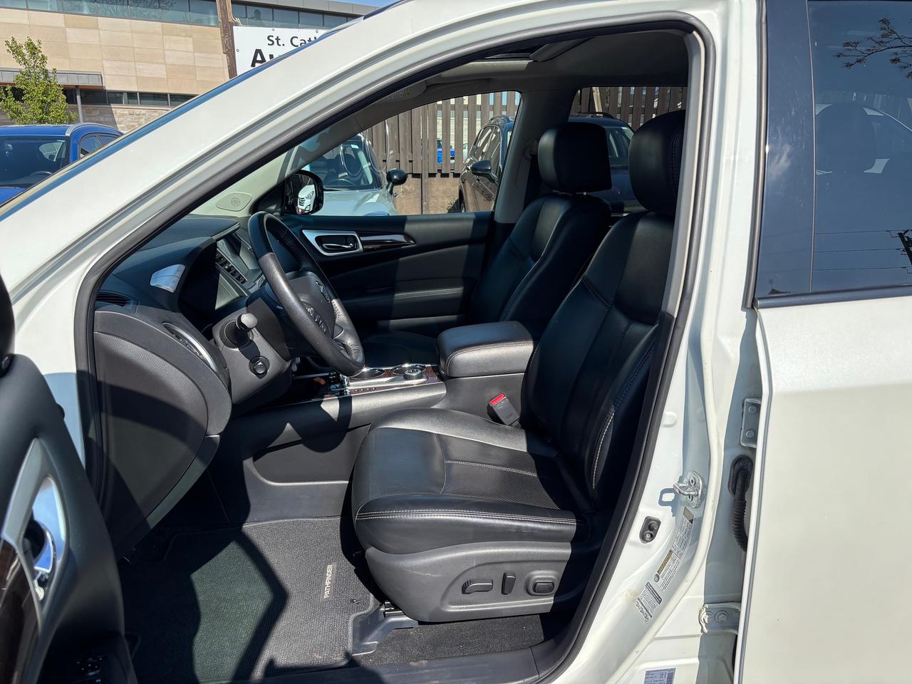 2015 Nissan Pathfinder Platinum Four Wheel Drive Photo