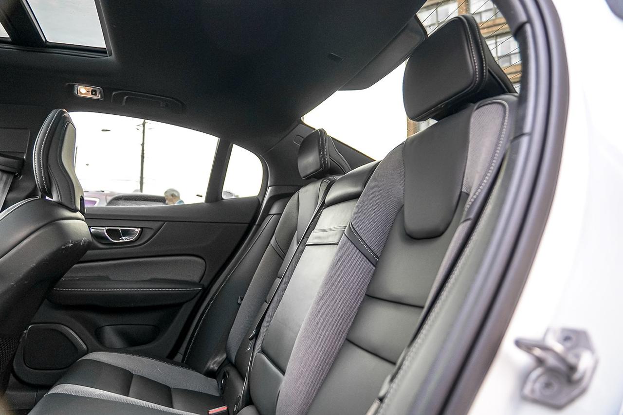 2022 Volvo S60 R-Design B5 AWD | NAVI | CAM | SUNROOF | Photo