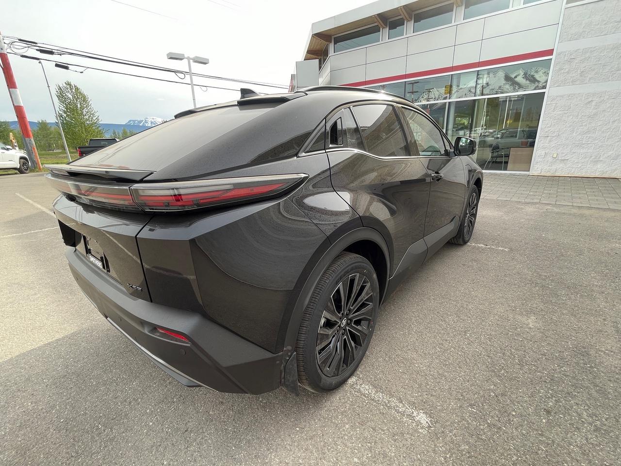 2026 Toyota C-HR XSE Photo3