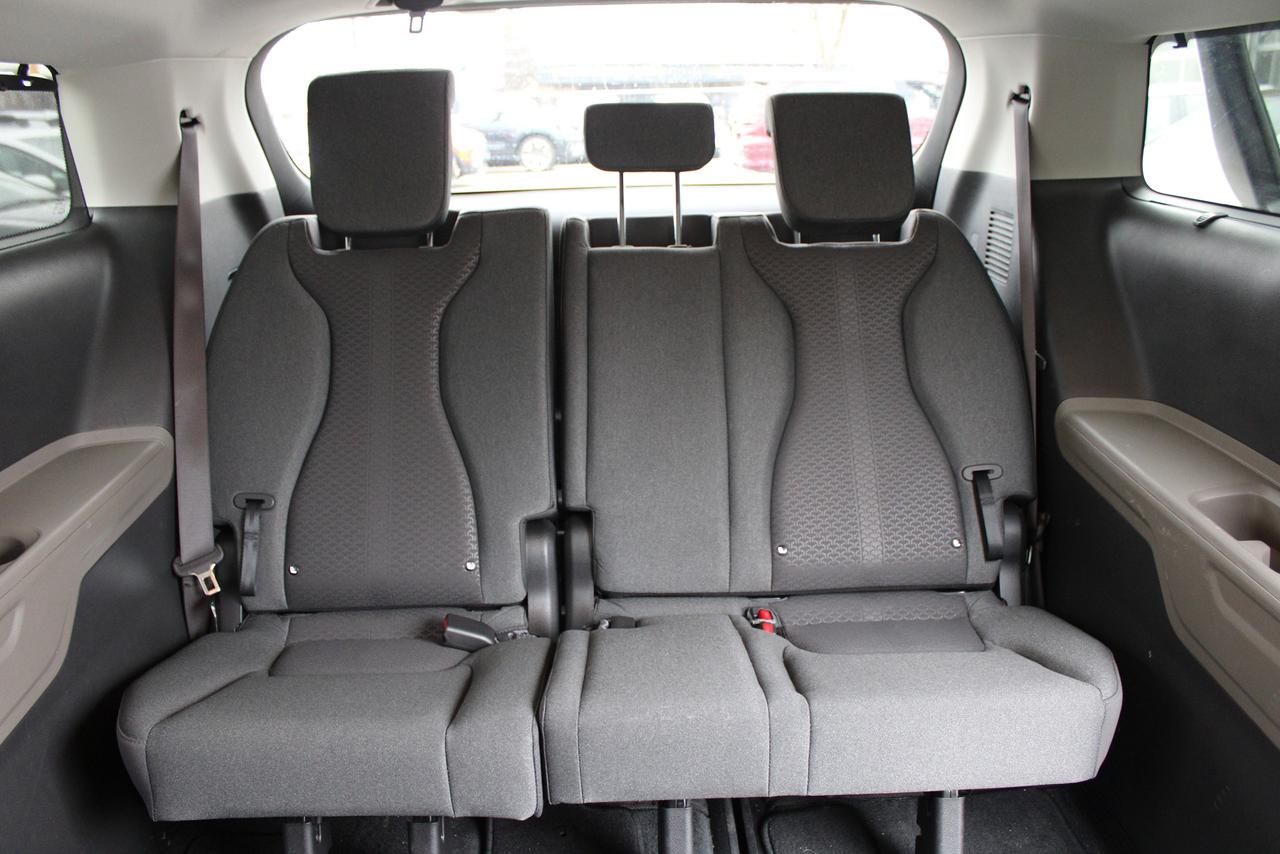 2025 Kia Carnival LX Photo