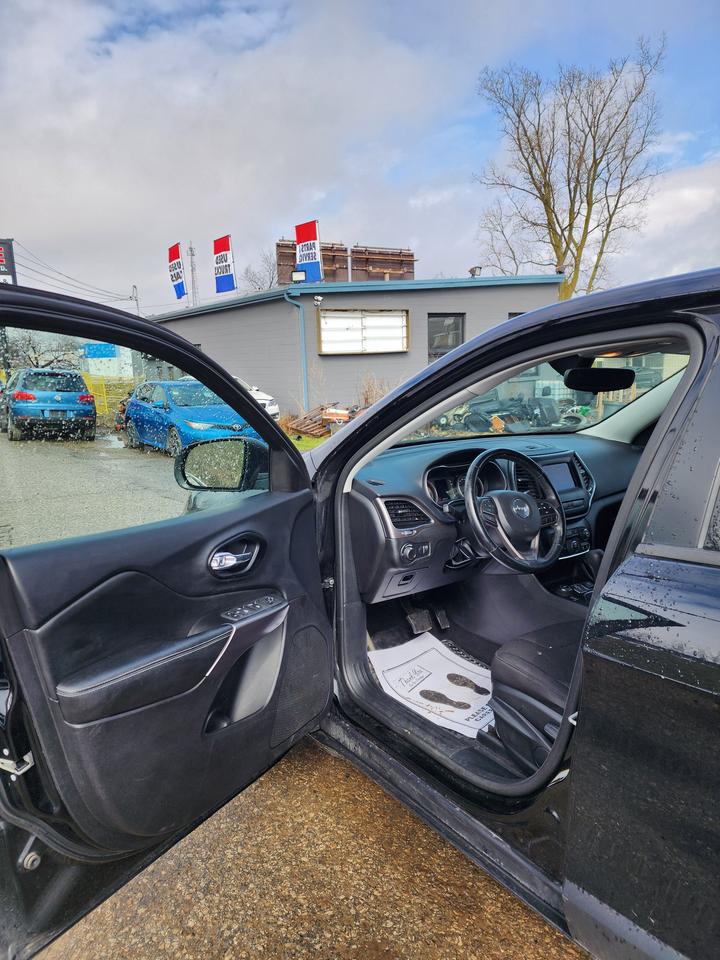 2021 Jeep Cherokee Sport l 64K KM | Clean Carfax | Fully Serviced 🔥 Photo