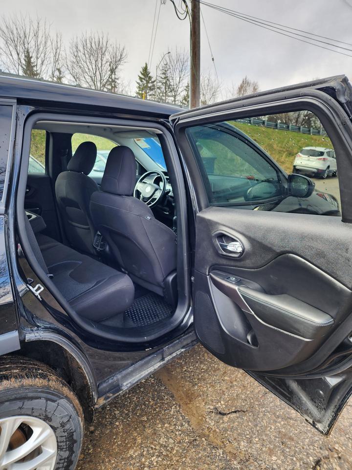 2021 Jeep Cherokee Sport l 64K KM | Clean Carfax | Fully Serviced 🔥 Photo