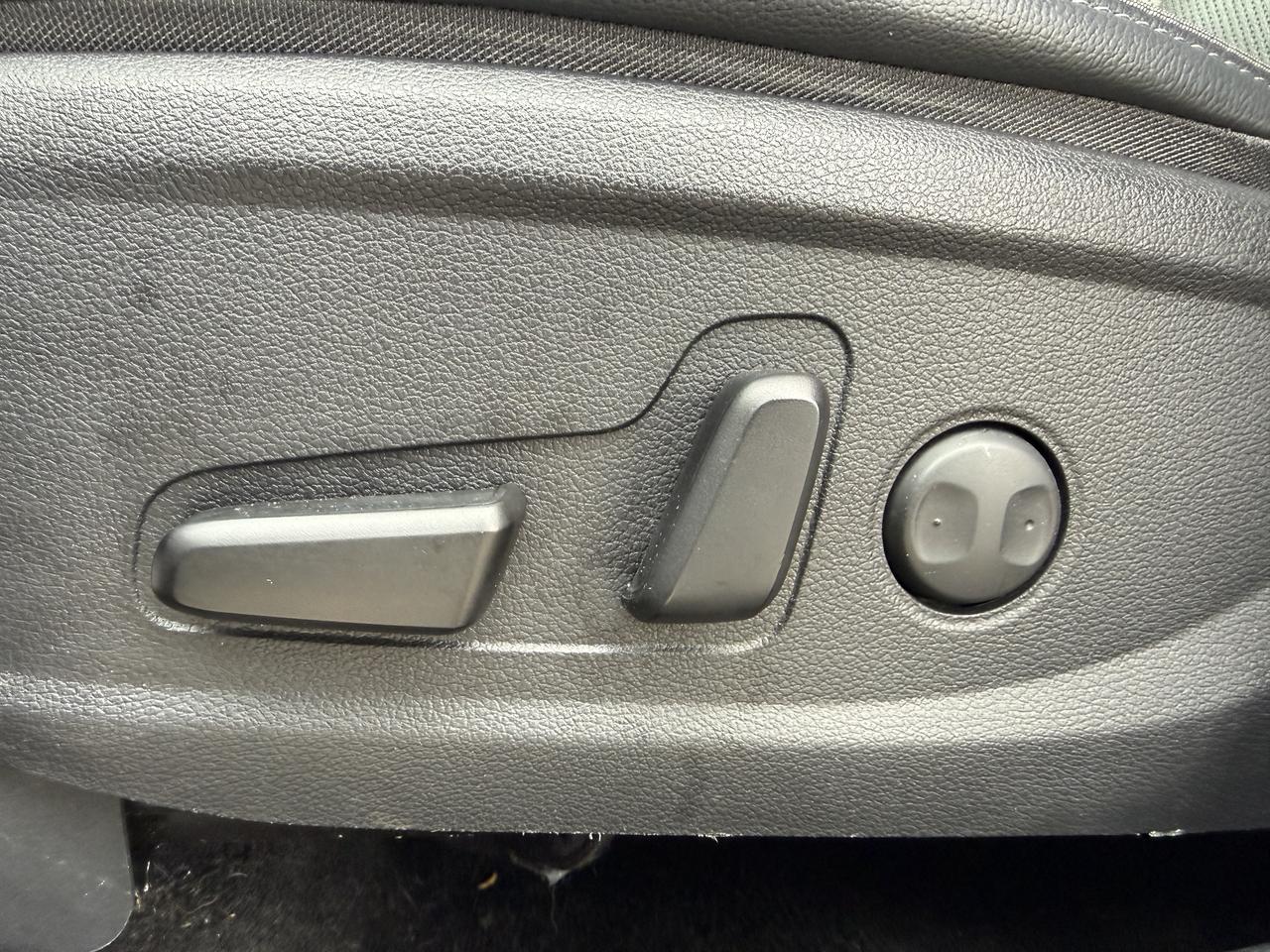 2021 Hyundai Santa Fe Preferred w/Trend pkg.  LEATHER LOADED Photo