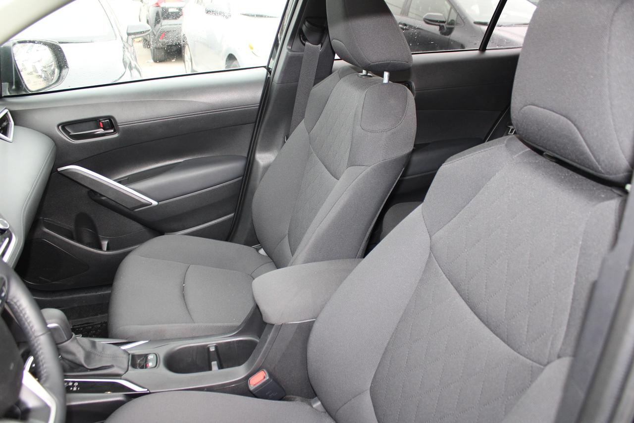 2025 Toyota Corolla Cross LE Photo