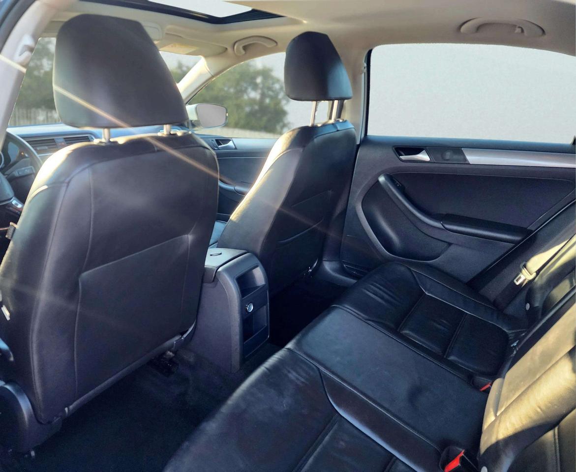 2015 Volkswagen Jetta Highline | No Accidents! Photo