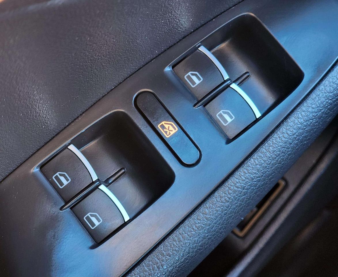 2015 Volkswagen Jetta Highline | No Accidents! Photo