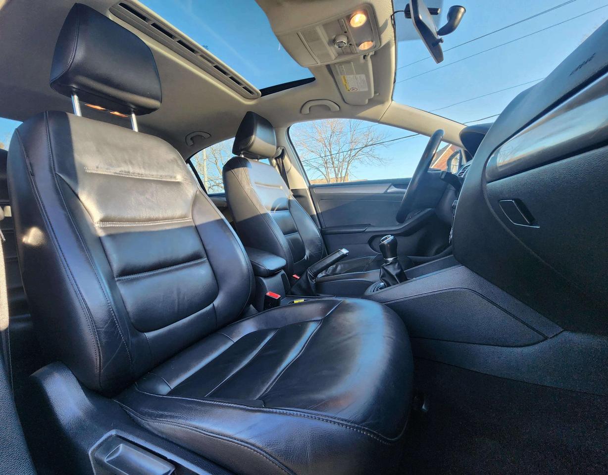 2015 Volkswagen Jetta Highline | No Accidents! Photo