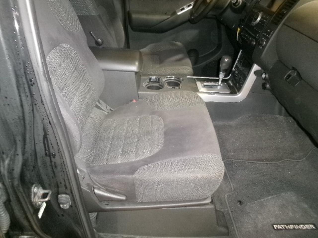 2010 Nissan Pathfinder SE Photo