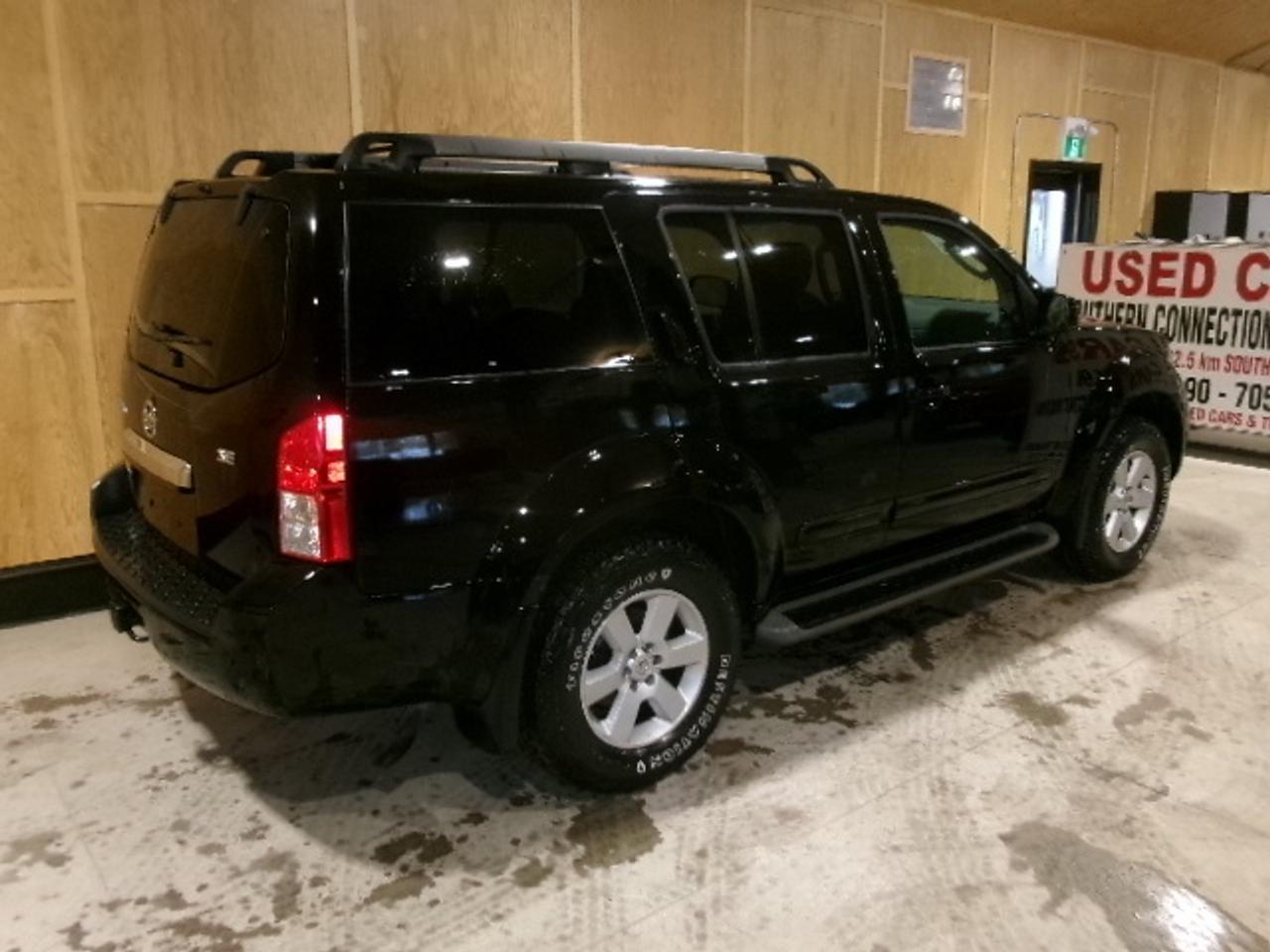 2010 Nissan Pathfinder SE Photo