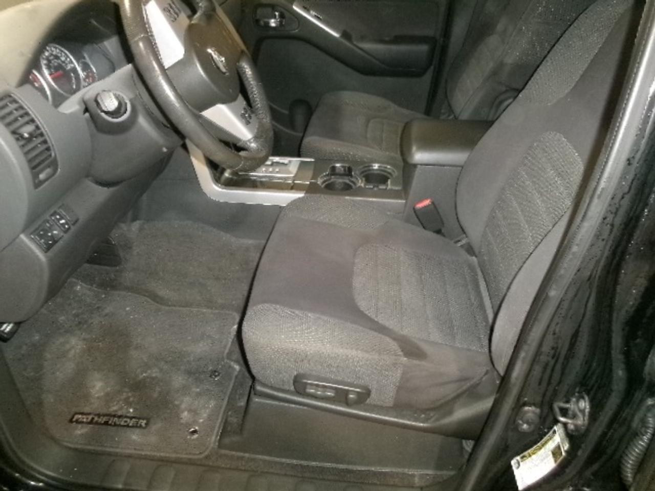 2010 Nissan Pathfinder SE Photo