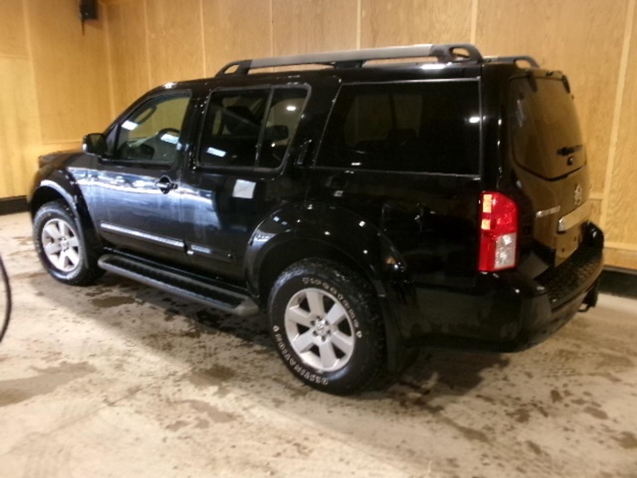 2010 Nissan Pathfinder SE Photo