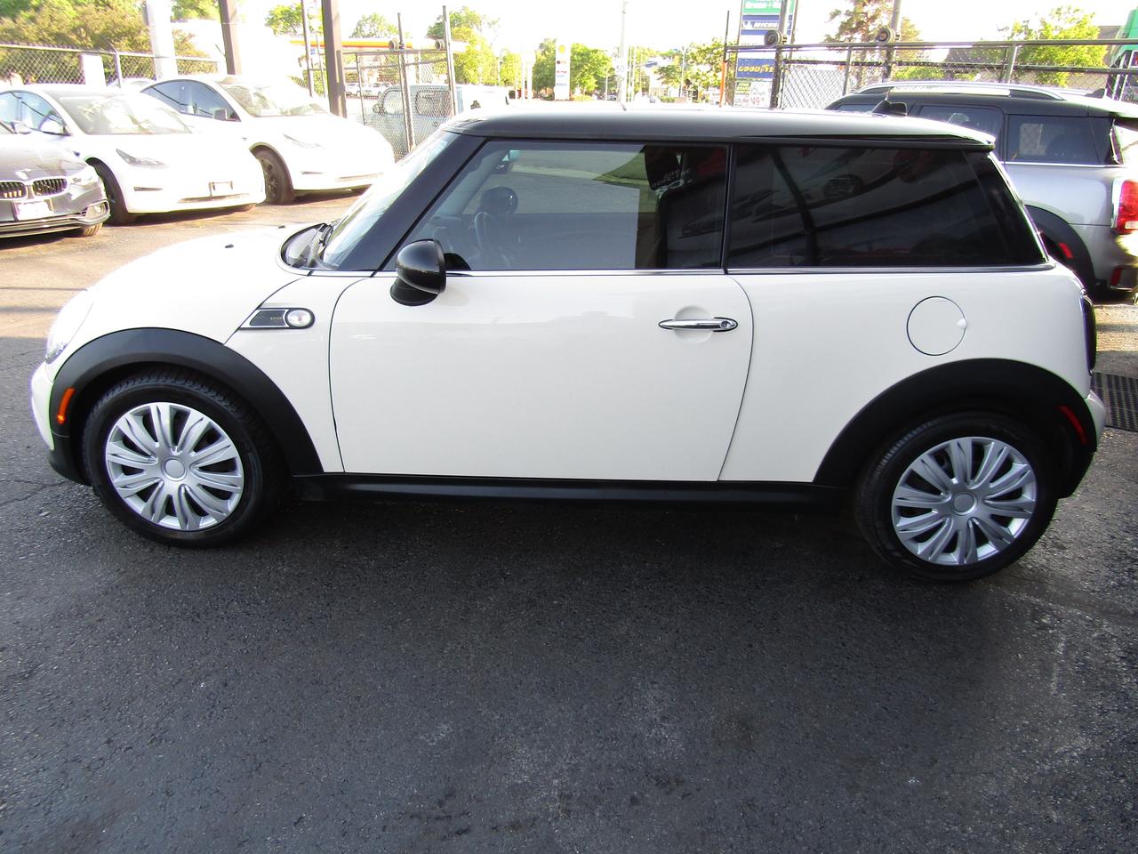 2013 MINI Cooper Prem., Pano, Leather, Bluetooth, Cruise Ctrl, *Certified* Photo3