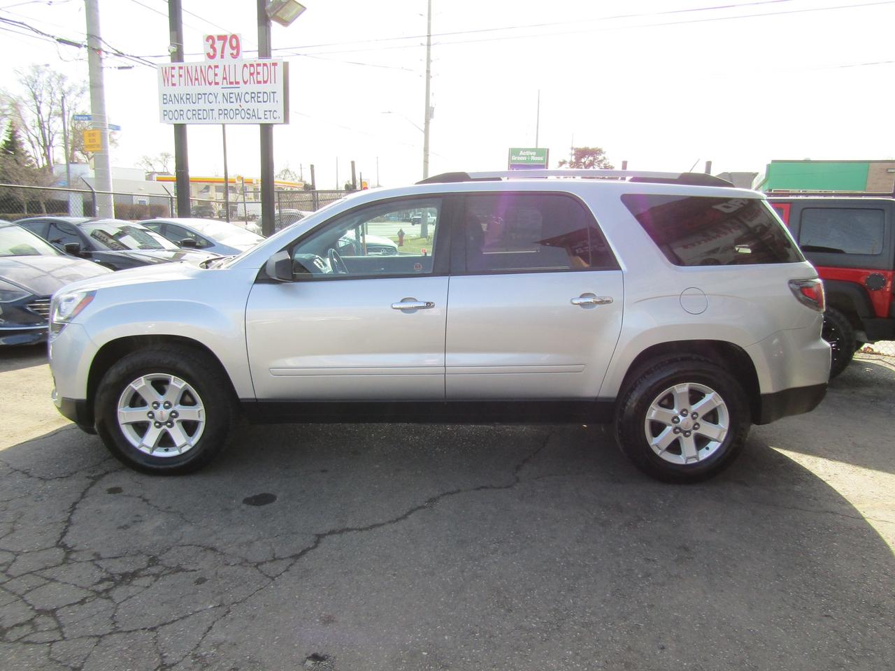 2015 GMC Acadia SLT, 7Pass, Camera, Sunroof, Heated Seats *Certified* Photo3