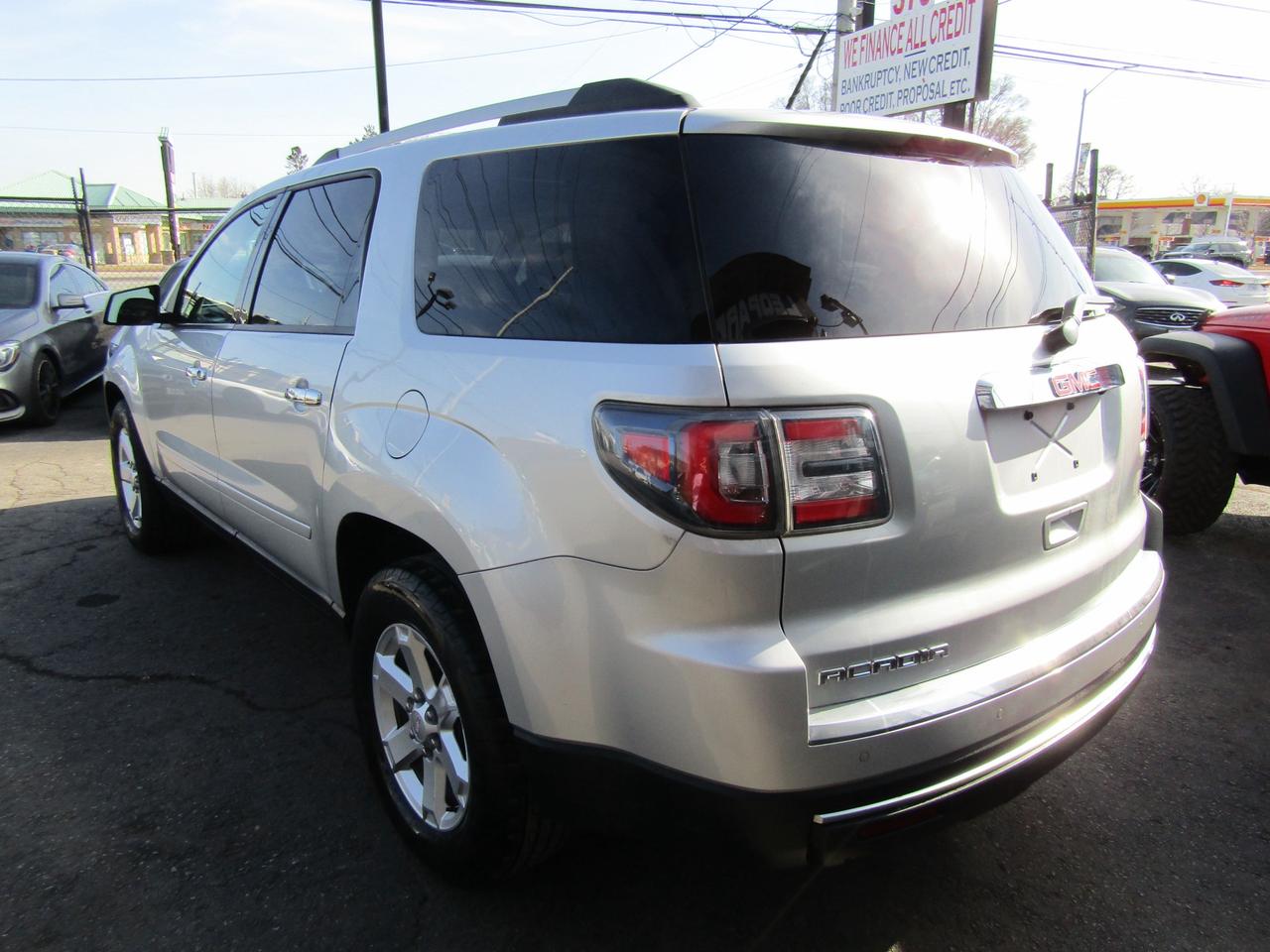 2015 GMC Acadia SLT, 7Pass, Camera, Sunroof, Heated Seats *Certified* Photo4