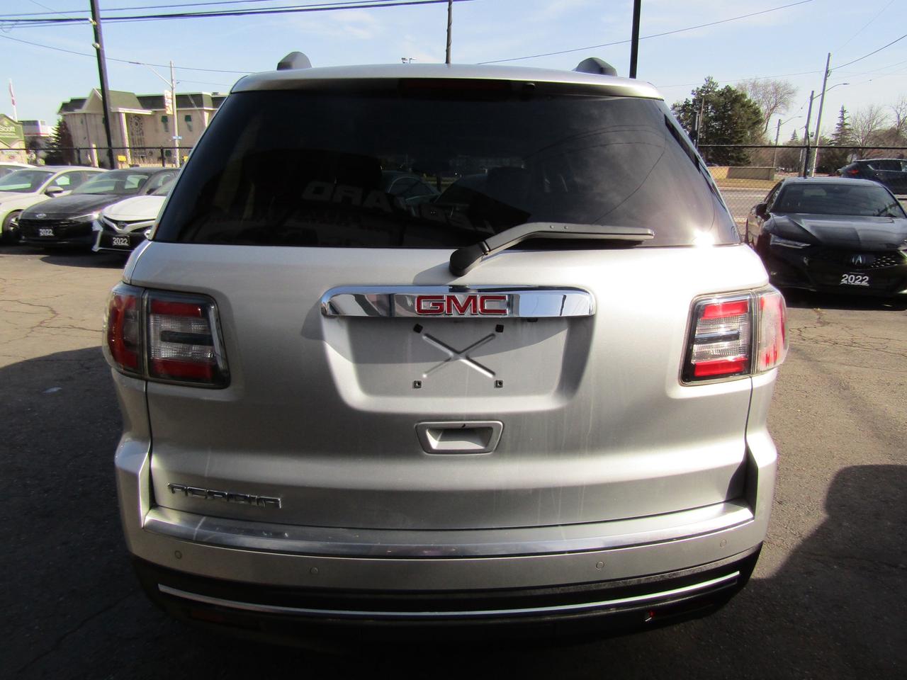2015 GMC Acadia SLT, 7Pass, Camera, Sunroof, Heated Seats *Certified* Photo