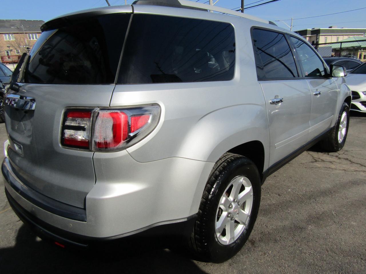 2015 GMC Acadia SLT, 7Pass, Camera, Sunroof, Heated Seats *Certified* Photo