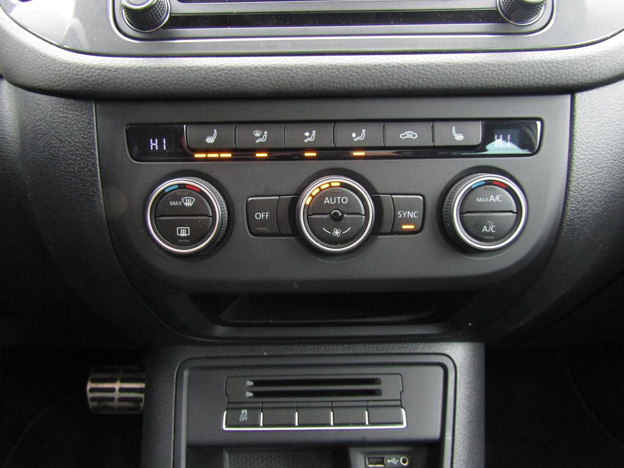 2017 Volkswagen Tiguan Wolfsburg,4Motion,Pano,Leather,Camera*Certified* Photo