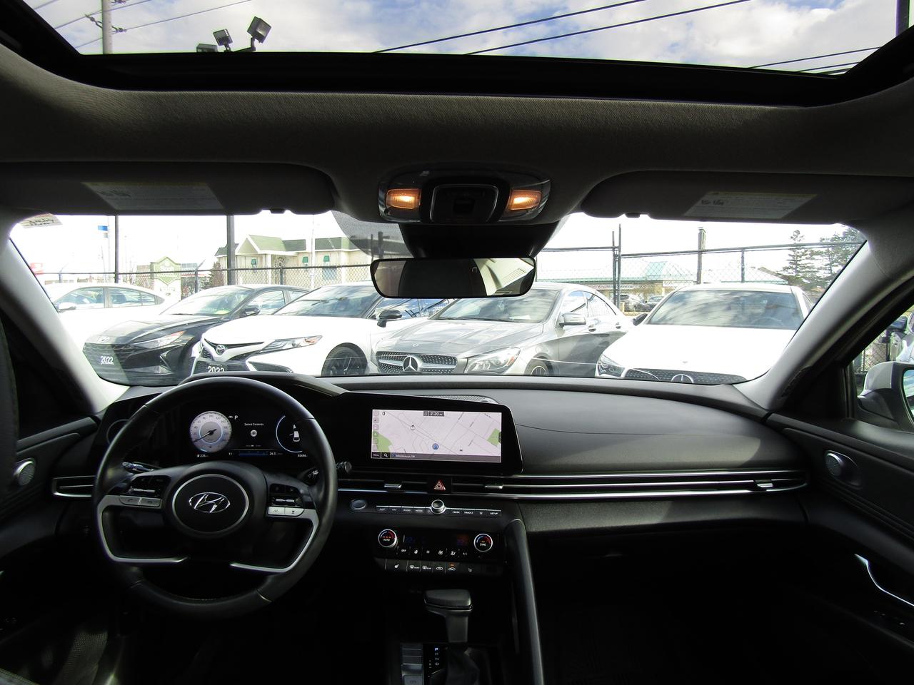 2023 Hyundai Elantra Preferred Tech, Navi, Blindspot, Sunroof, Leather, Alloy, *Certified* Photo