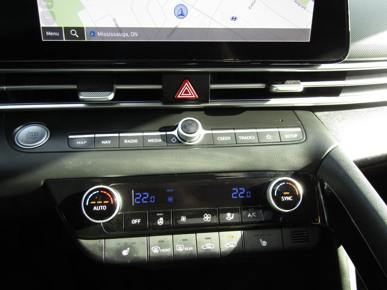 2023 Hyundai Elantra Preferred Tech, Navi, Blindspot, Sunroof, Leather, Alloy, *Certified* Photo