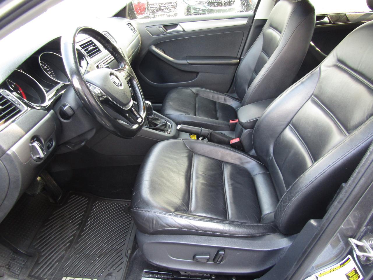 2017 Volkswagen Jetta Highline, Sunroof, Blind Spots, Leather Seats, Cruise Ctrl, Camera, *Certified* Photo