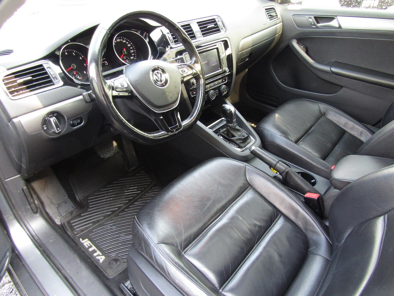 2017 Volkswagen Jetta Highline, Sunroof, Blind Spots, Leather Seats, Cruise Ctrl, Camera, *Certified* Photo