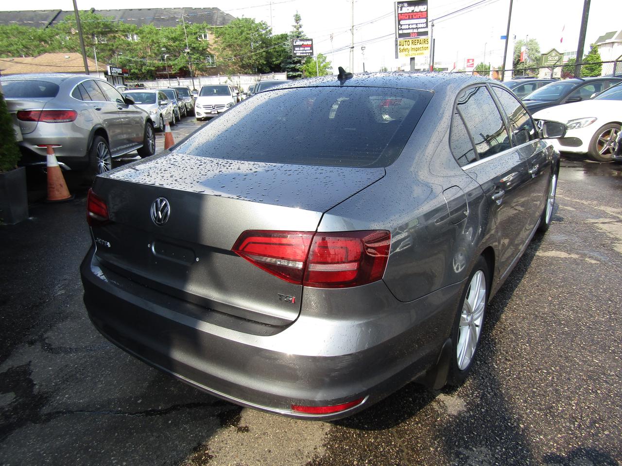 2017 Volkswagen Jetta Highline, Sunroof, Blind Spots, Leather Seats, Cruise Ctrl, Camera, *Certified* Photo