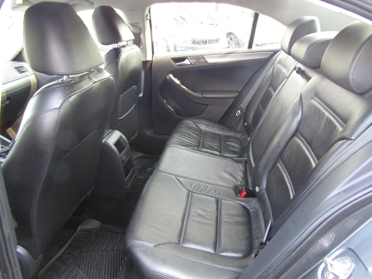 2017 Volkswagen Jetta Highline, Sunroof, Blind Spots, Leather Seats, Cruise Ctrl, Camera, *Certified* Photo