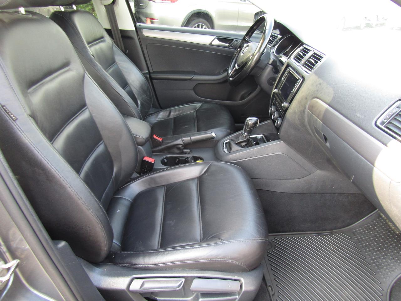 2017 Volkswagen Jetta Highline, Sunroof, Blind Spots, Leather Seats, Cruise Ctrl, Camera, *Certified* Photo