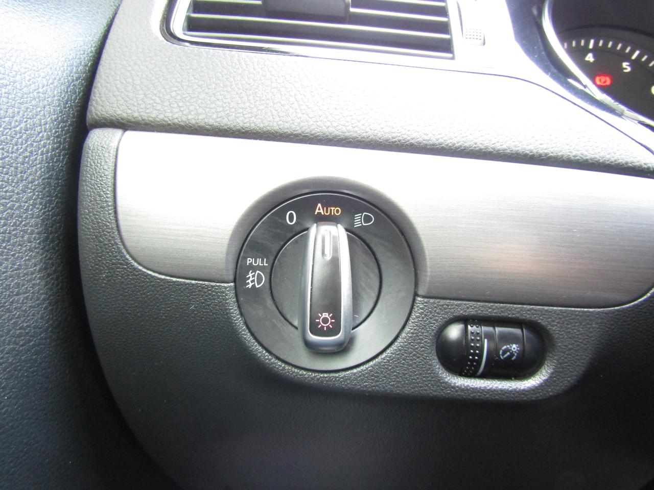 2017 Volkswagen Jetta Highline, Sunroof, Blind Spots, Leather Seats, Cruise Ctrl, Camera, *Certified* Photo