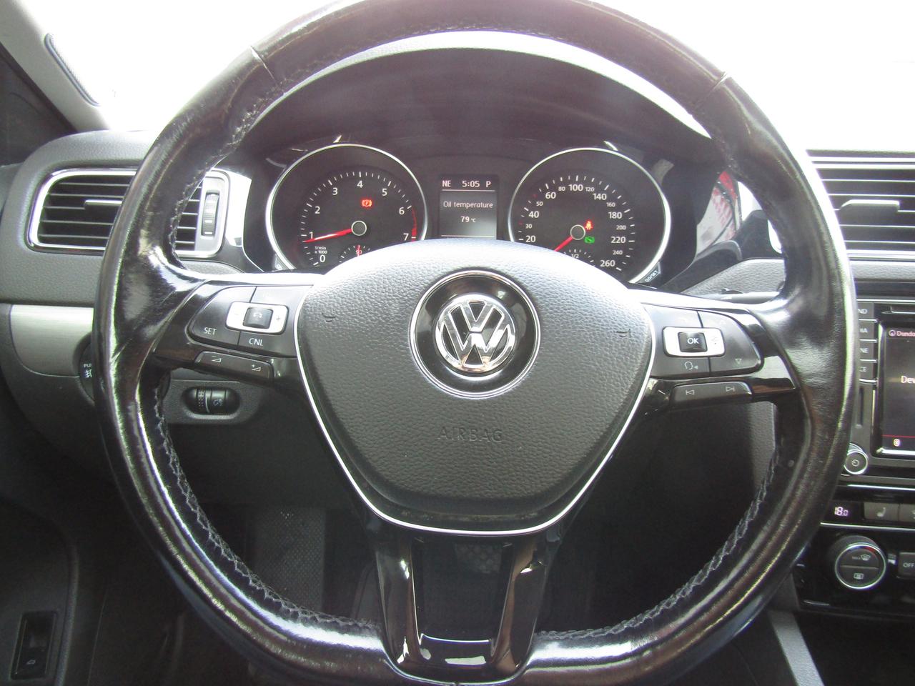 2017 Volkswagen Jetta Highline, Sunroof, Blind Spots, Leather Seats, Cruise Ctrl, Camera, *Certified* Photo