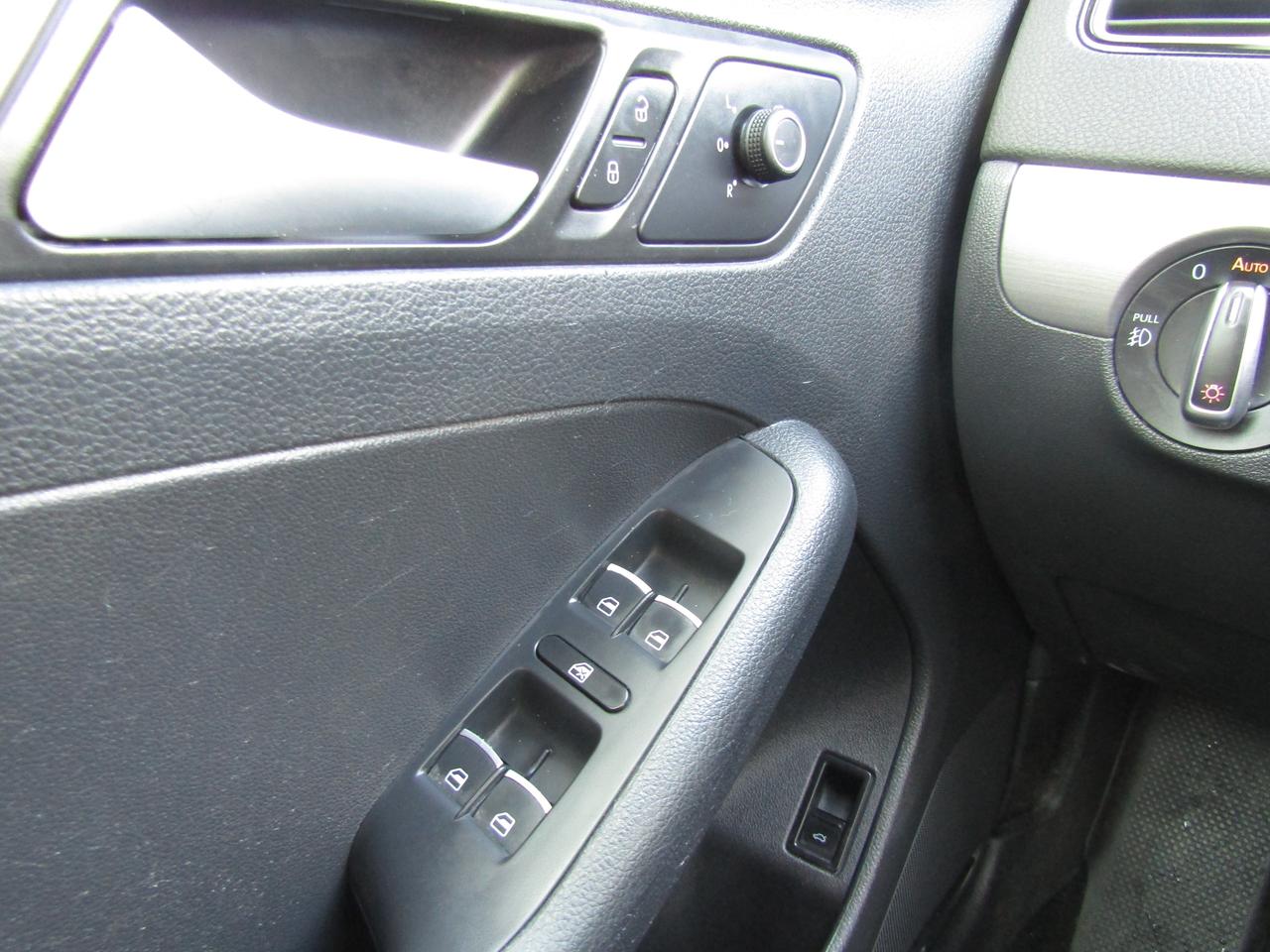 2017 Volkswagen Jetta Highline, Sunroof, Blind Spots, Leather Seats, Cruise Ctrl, Camera, *Certified* Photo