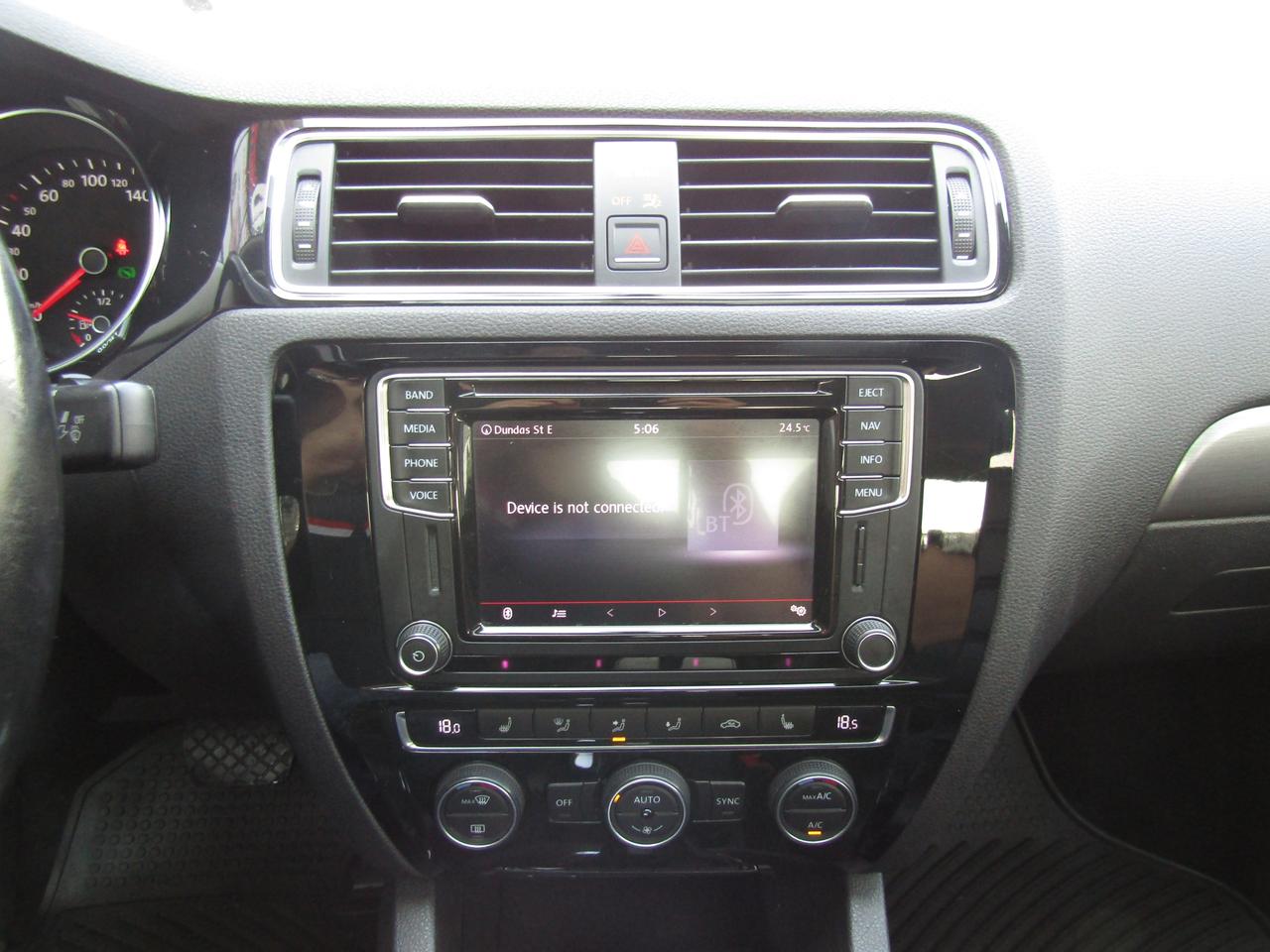 2017 Volkswagen Jetta Highline, Sunroof, Blind Spots, Leather Seats, Cruise Ctrl, Camera, *Certified* Photo