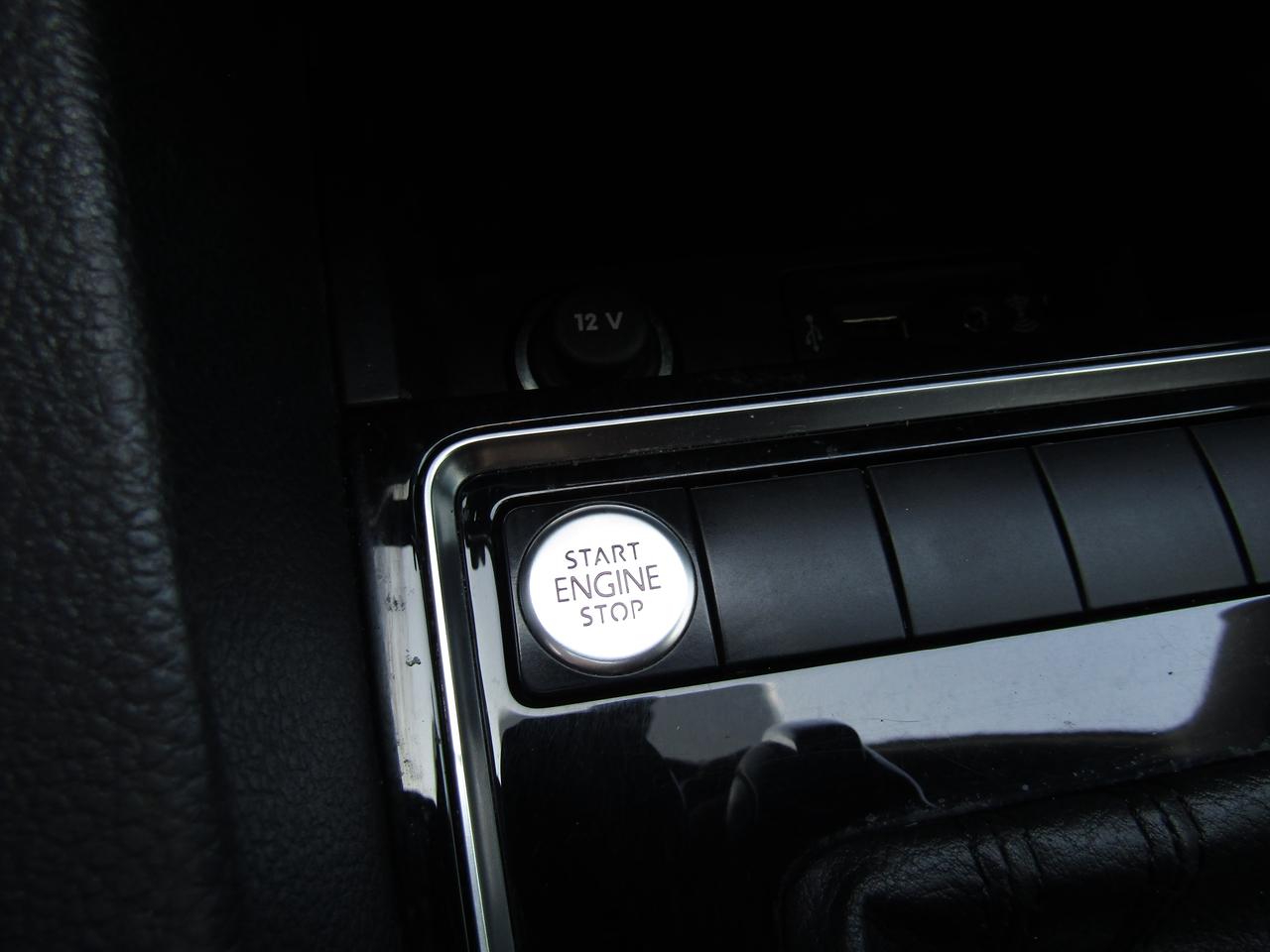 2017 Volkswagen Jetta Highline, Sunroof, Blind Spots, Leather Seats, Cruise Ctrl, Camera, *Certified* Photo