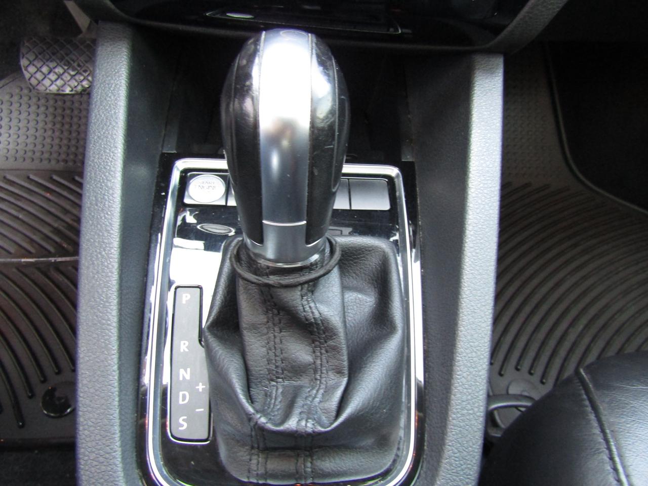 2017 Volkswagen Jetta Highline, Sunroof, Blind Spots, Leather Seats, Cruise Ctrl, Camera, *Certified* Photo