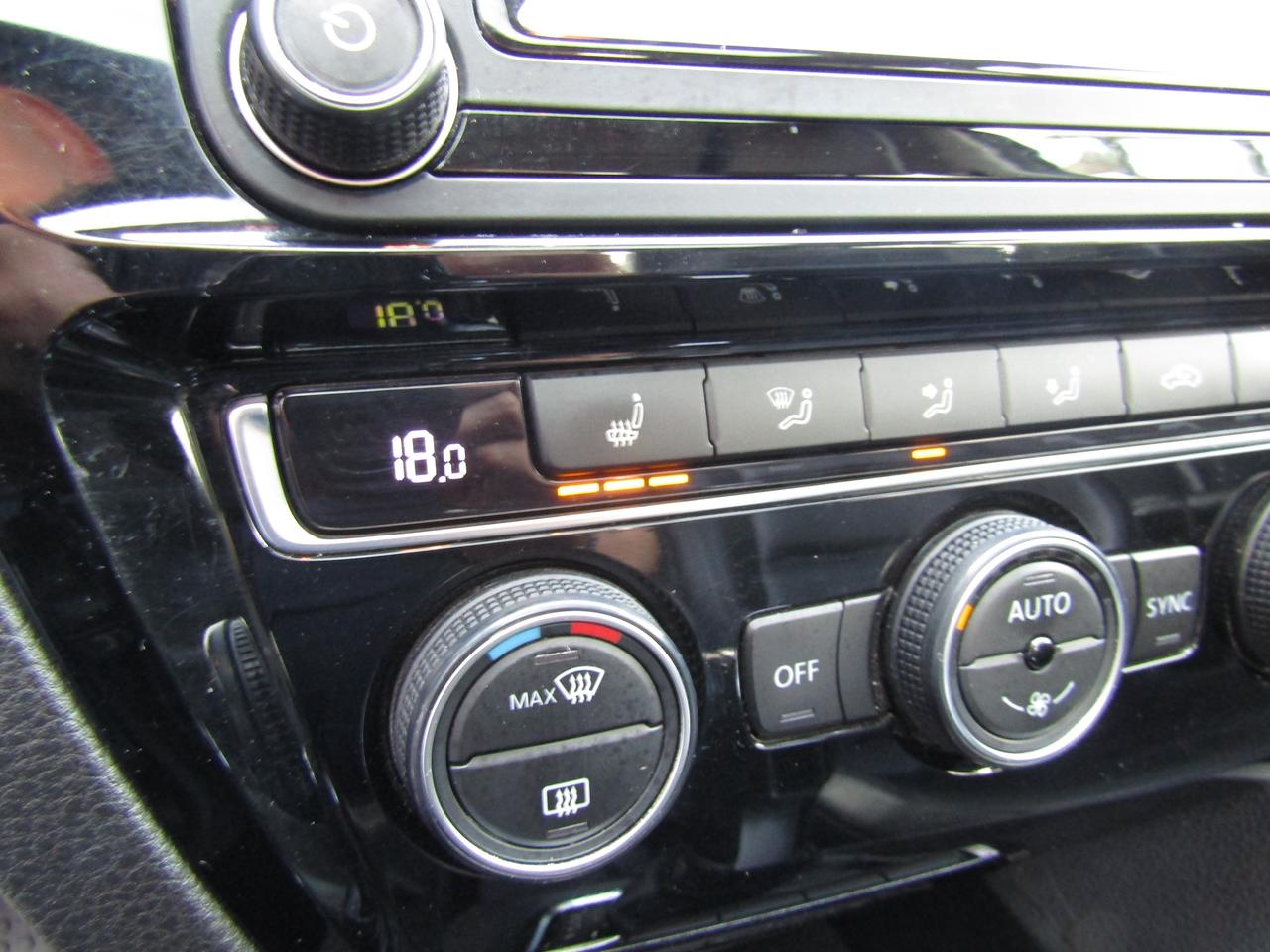 2017 Volkswagen Jetta Highline, Sunroof, Blind Spots, Leather Seats, Cruise Ctrl, Camera, *Certified* Photo