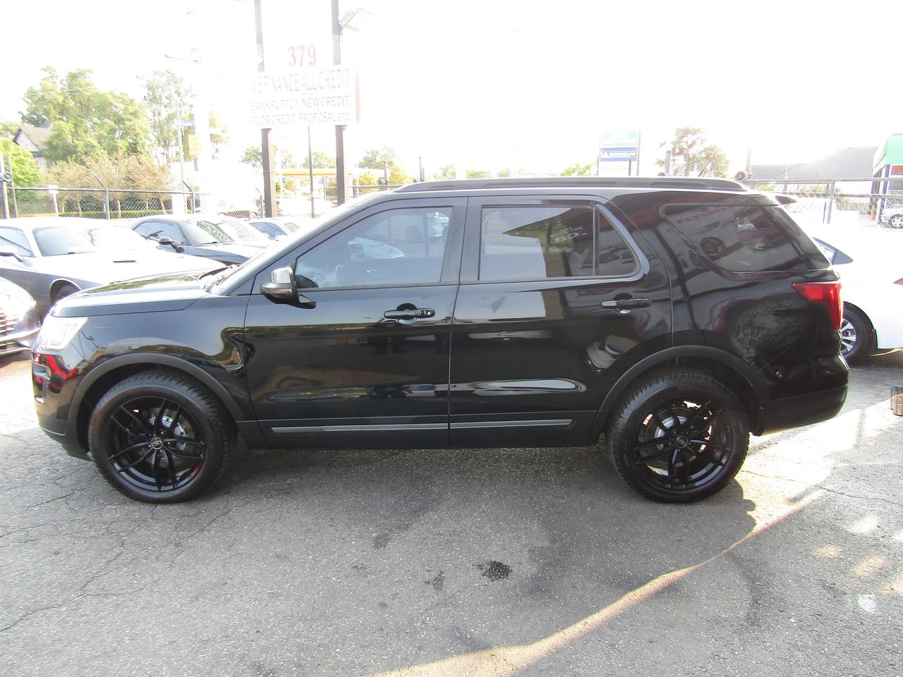 2018 Ford Explorer XLT, AWD, 7Pass, Navi, Pano, Leather, Camera, *Certified* Photo3