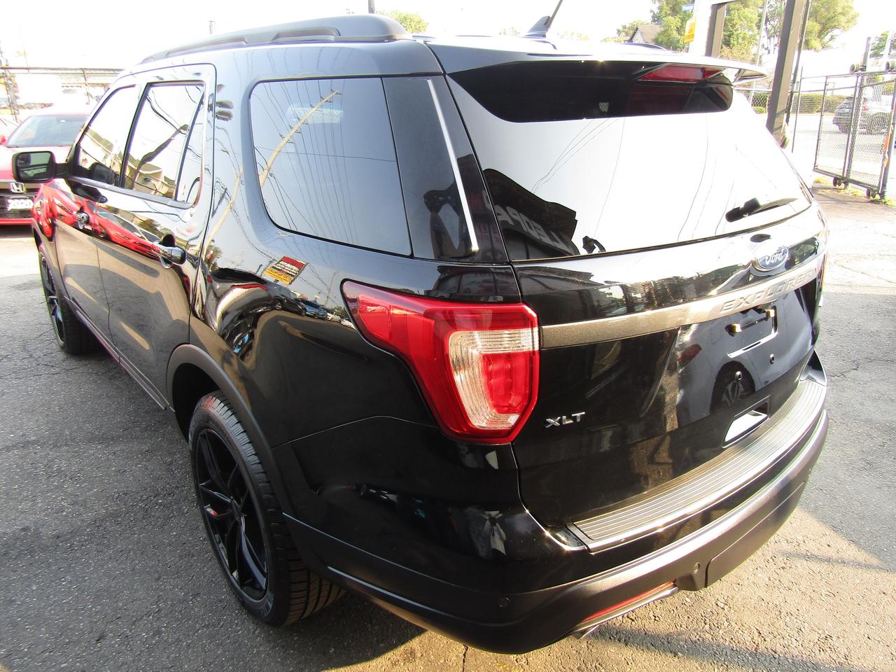 2018 Ford Explorer XLT, AWD, 7Pass, Navi, Pano, Leather, Camera, *Certified* Photo4