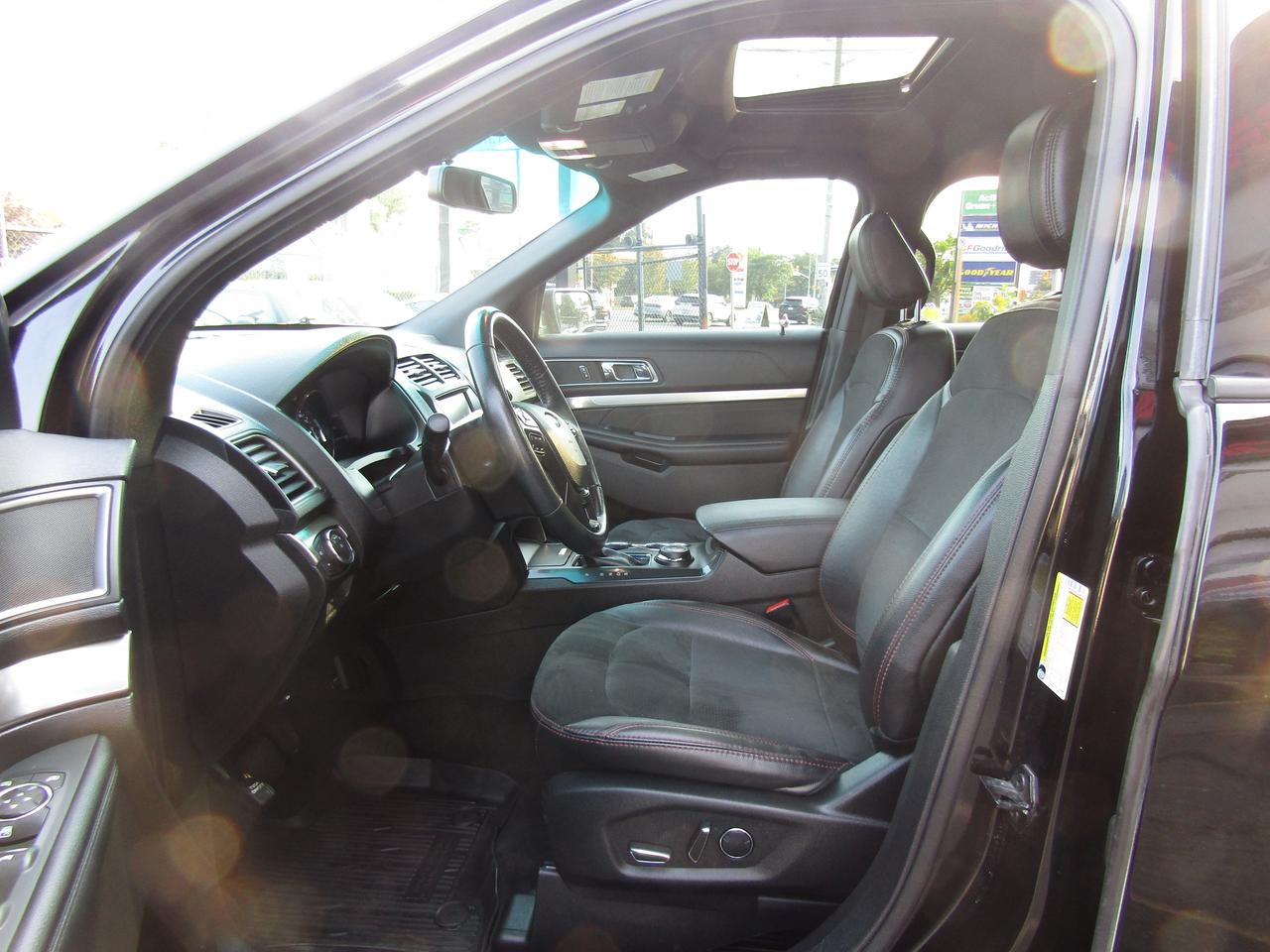 2018 Ford Explorer XLT, AWD, 7Pass, Navi, Pano, Leather, Camera, *Certified* Photo