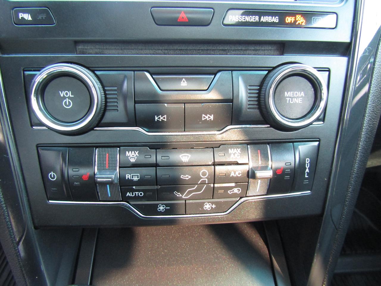 2018 Ford Explorer XLT, AWD, 7Pass, Navi, Pano, Leather, Camera, *Certified* Photo