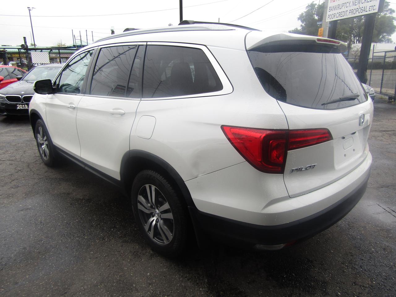 2017 Honda Pilot EX, 7 Pass, AWD, Sunroof, Camera, Lane Assist, Collision Warning, *Certified* Photo4