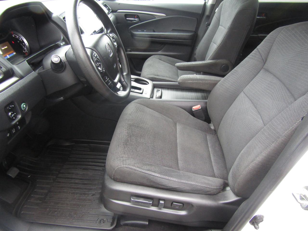 2017 Honda Pilot EX, 7 Pass, AWD, Sunroof, Camera, Lane Assist, Collision Warning, *Certified* Photo