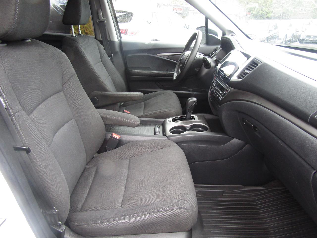 2017 Honda Pilot EX, 7 Pass, AWD, Sunroof, Camera, Lane Assist, Collision Warning, *Certified* Photo