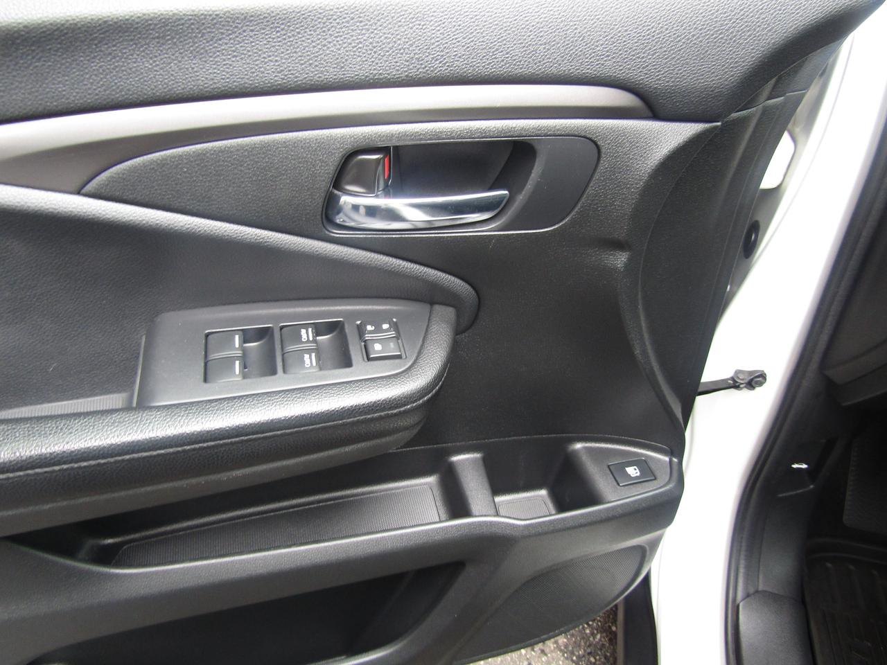 2017 Honda Pilot EX, 7 Pass, AWD, Sunroof, Camera, Lane Assist, Collision Warning, *Certified* Photo