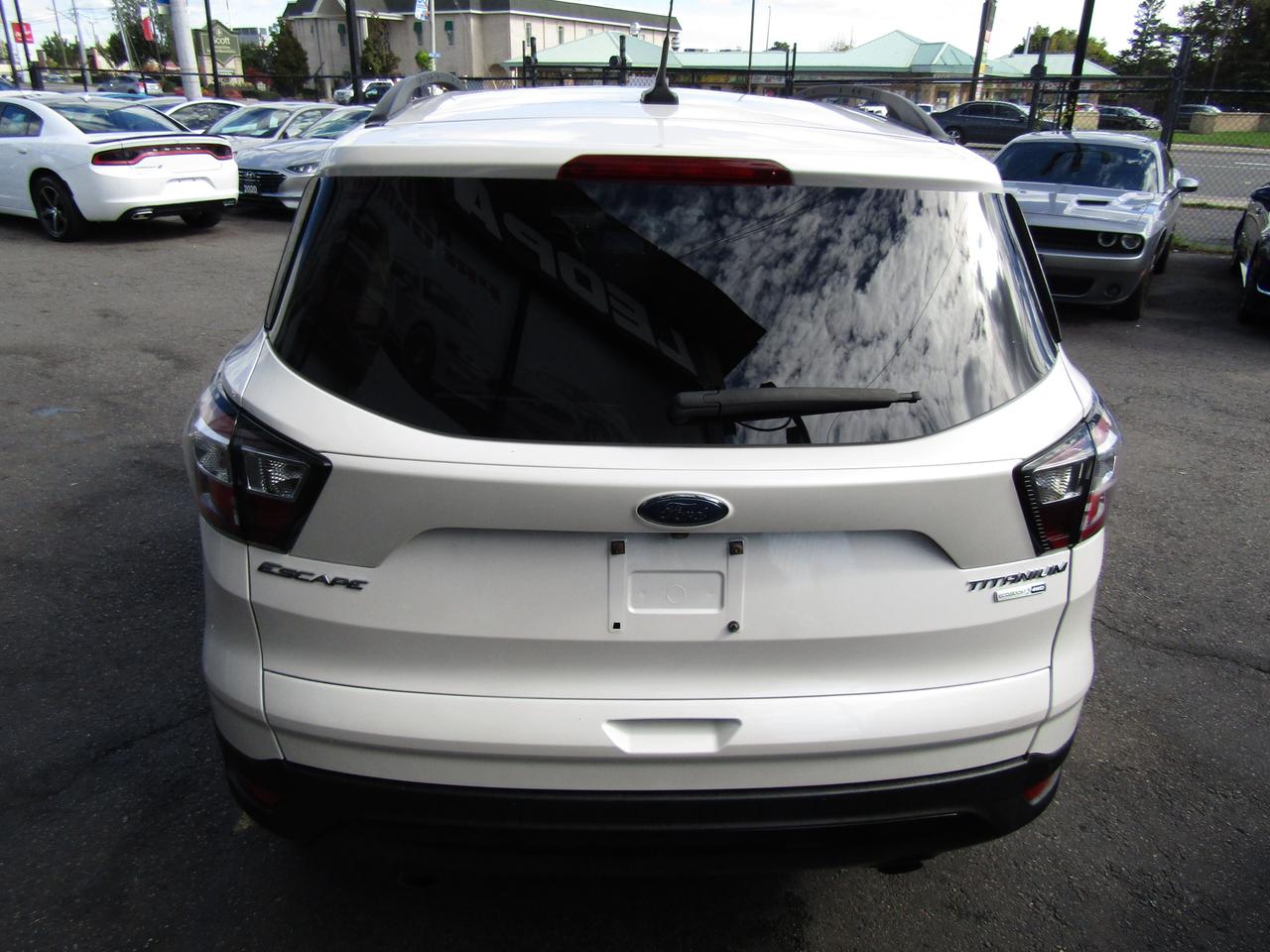 2018 Ford Escape Titanium, AWD, Navi, Pano, Blind Spot, Leather, Camera, *Certified* Photo4