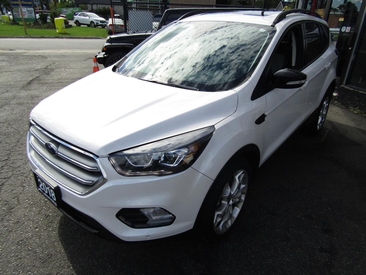 2018 Ford Escape Titanium, AWD, Navi, Pano, Blind Spot, Leather, Camera, *Certified* Photo2