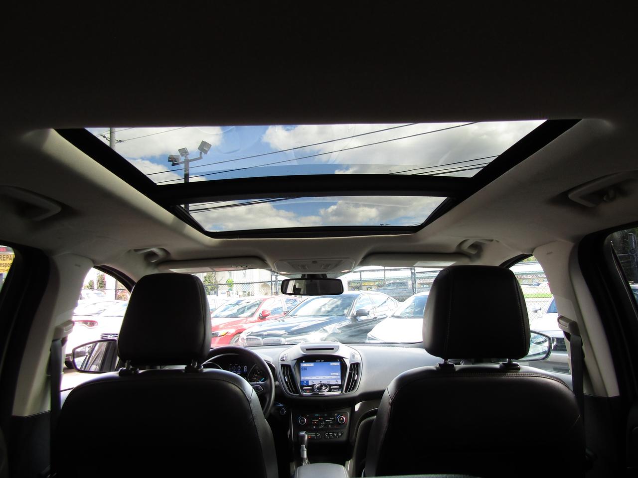 2018 Ford Escape Titanium, AWD, Navi, Pano, Blind Spot, Leather, Camera, *Certified* Photo