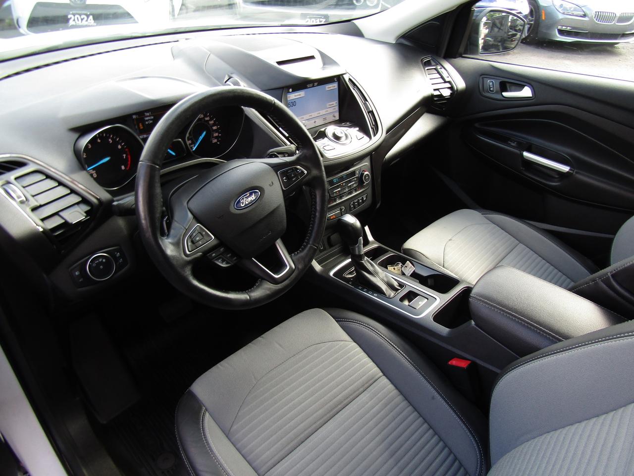 2018 Ford Escape Titanium, AWD, Navi, Pano, Blind Spot, Leather, Camera, *Certified* Photo